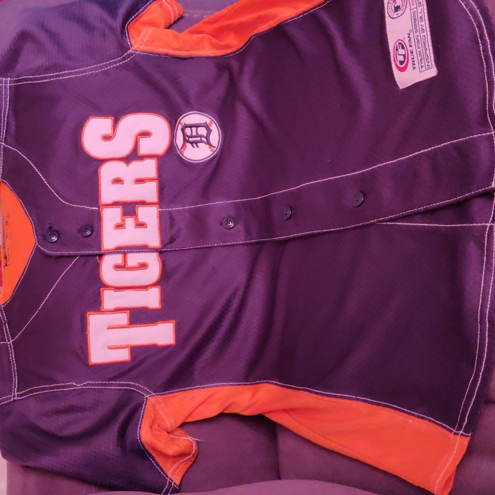 Tigers Summer Jersey. Size M kids. In very good condition. Lots of wear left
